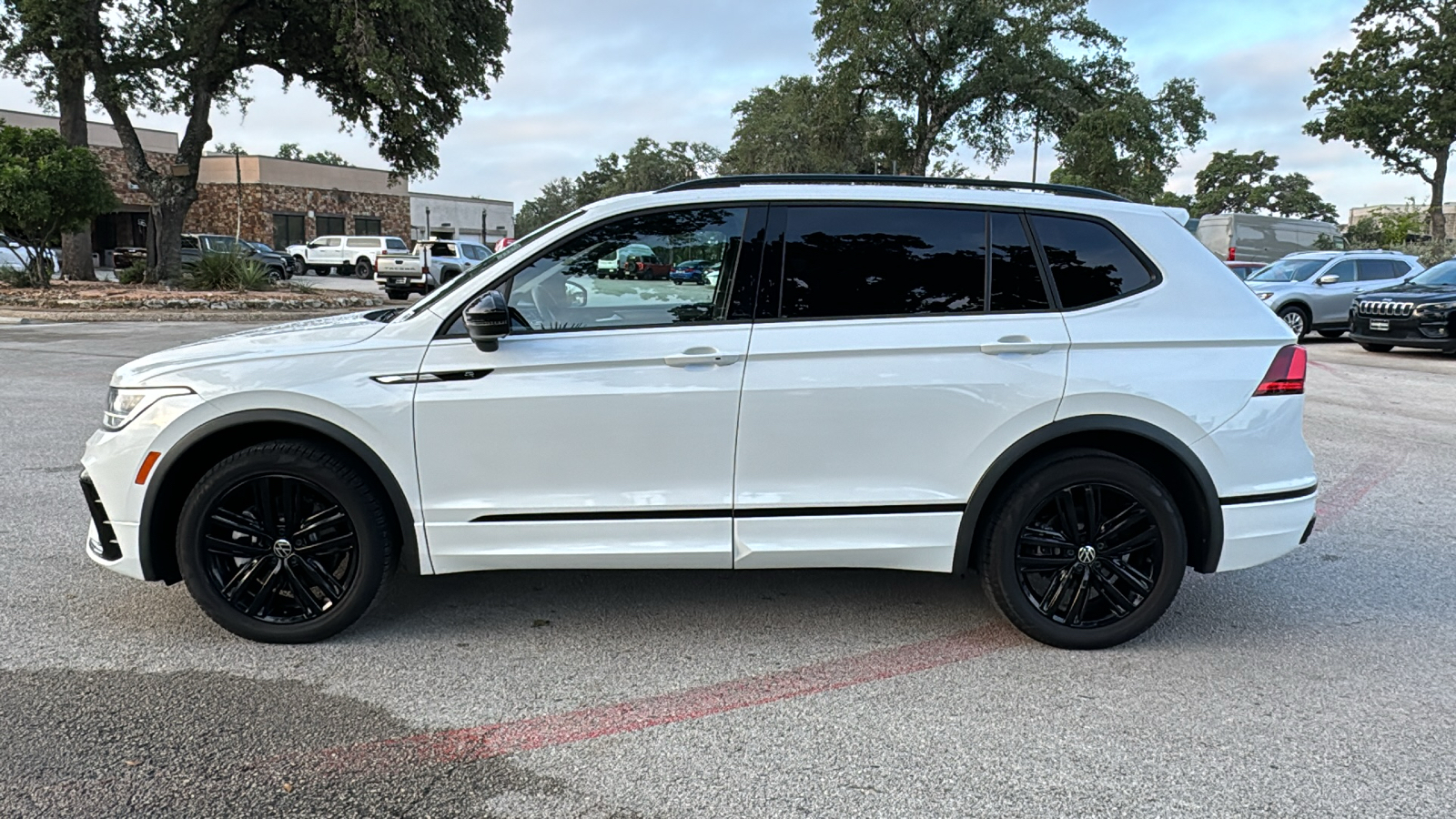 2022 Volkswagen Tiguan 2.0T SE R-Line Black 4