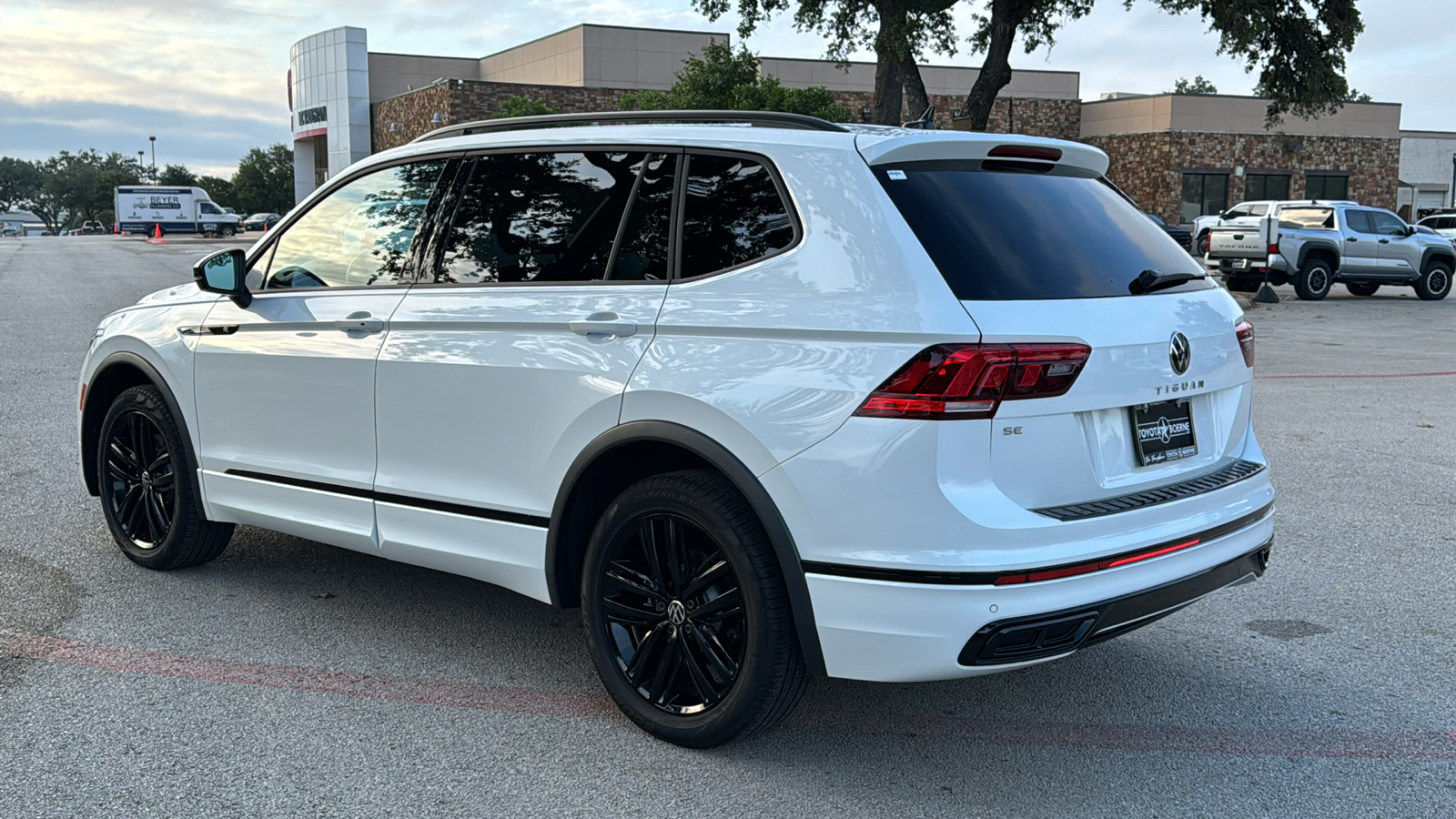 2022 Volkswagen Tiguan 2.0T SE R-Line Black 5