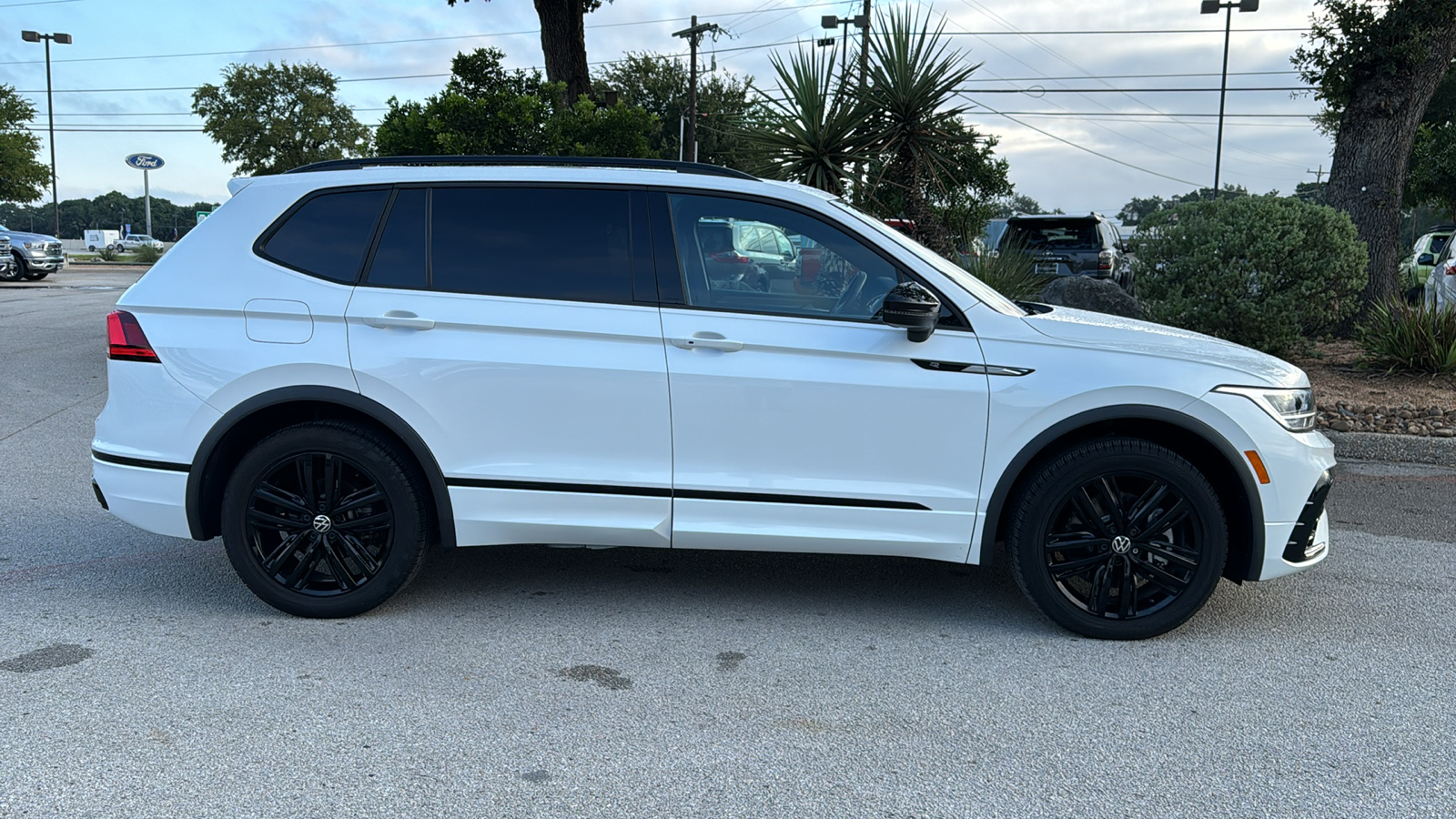 2022 Volkswagen Tiguan 2.0T SE R-Line Black 8