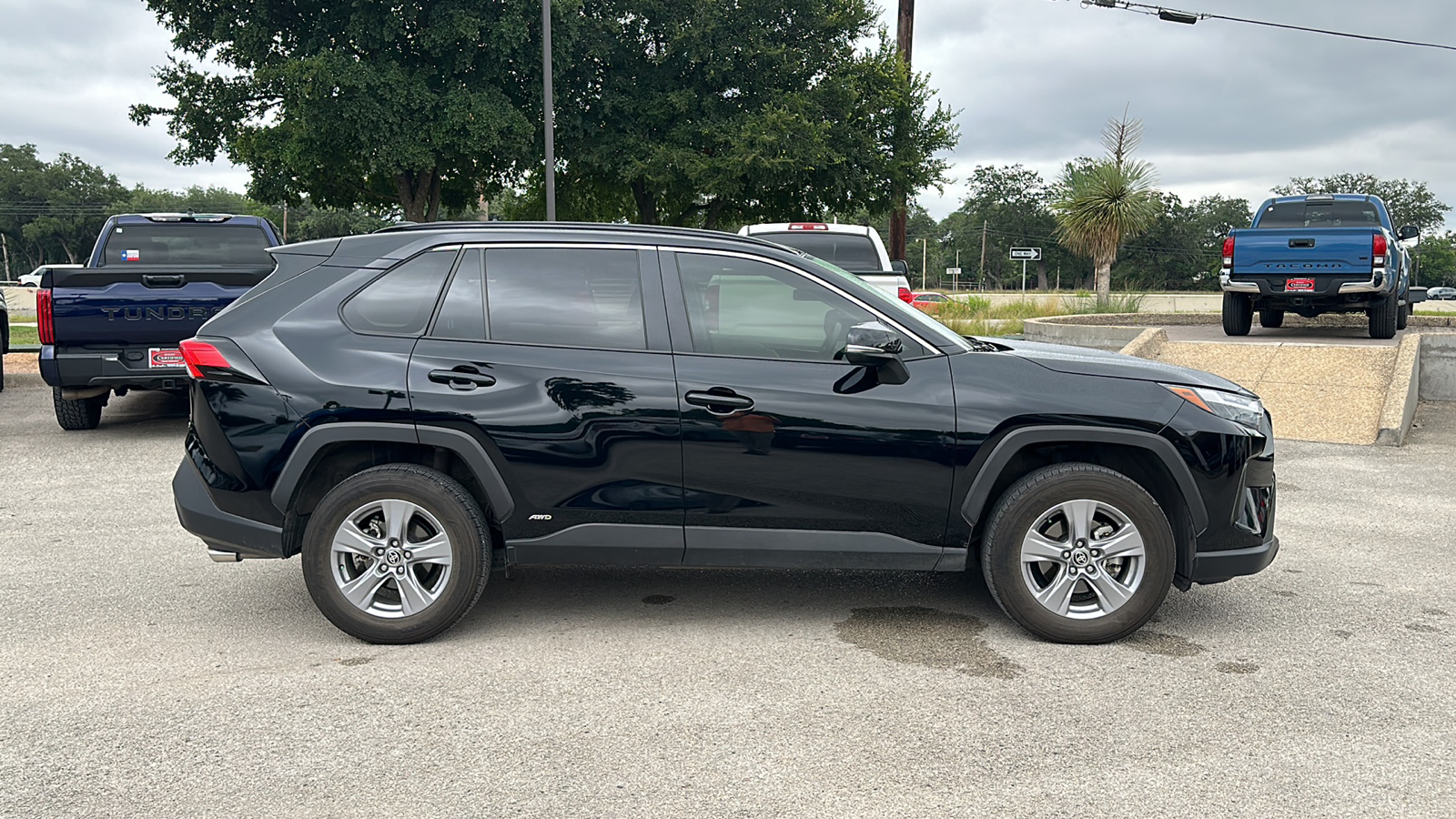 2022 Toyota RAV4 Hybrid XLE 2