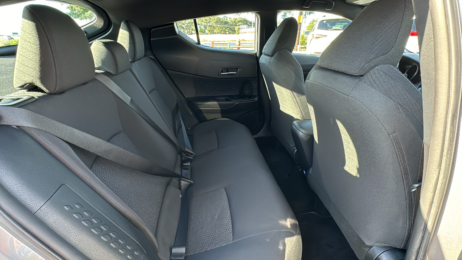 2019 Toyota C-HR XLE 32
