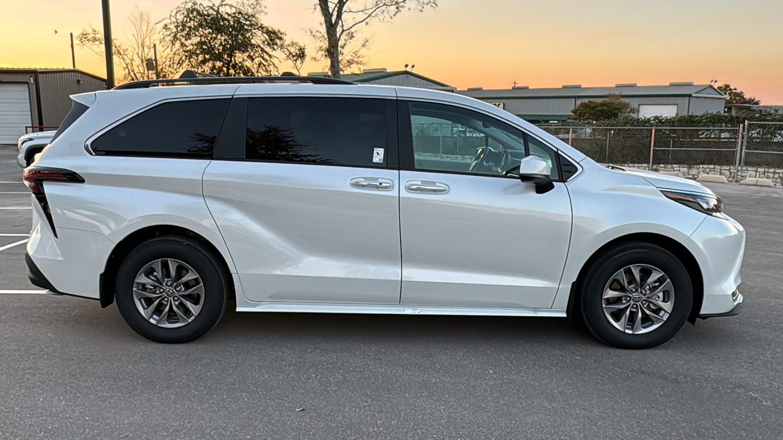 2024 Toyota Sienna XLE 8