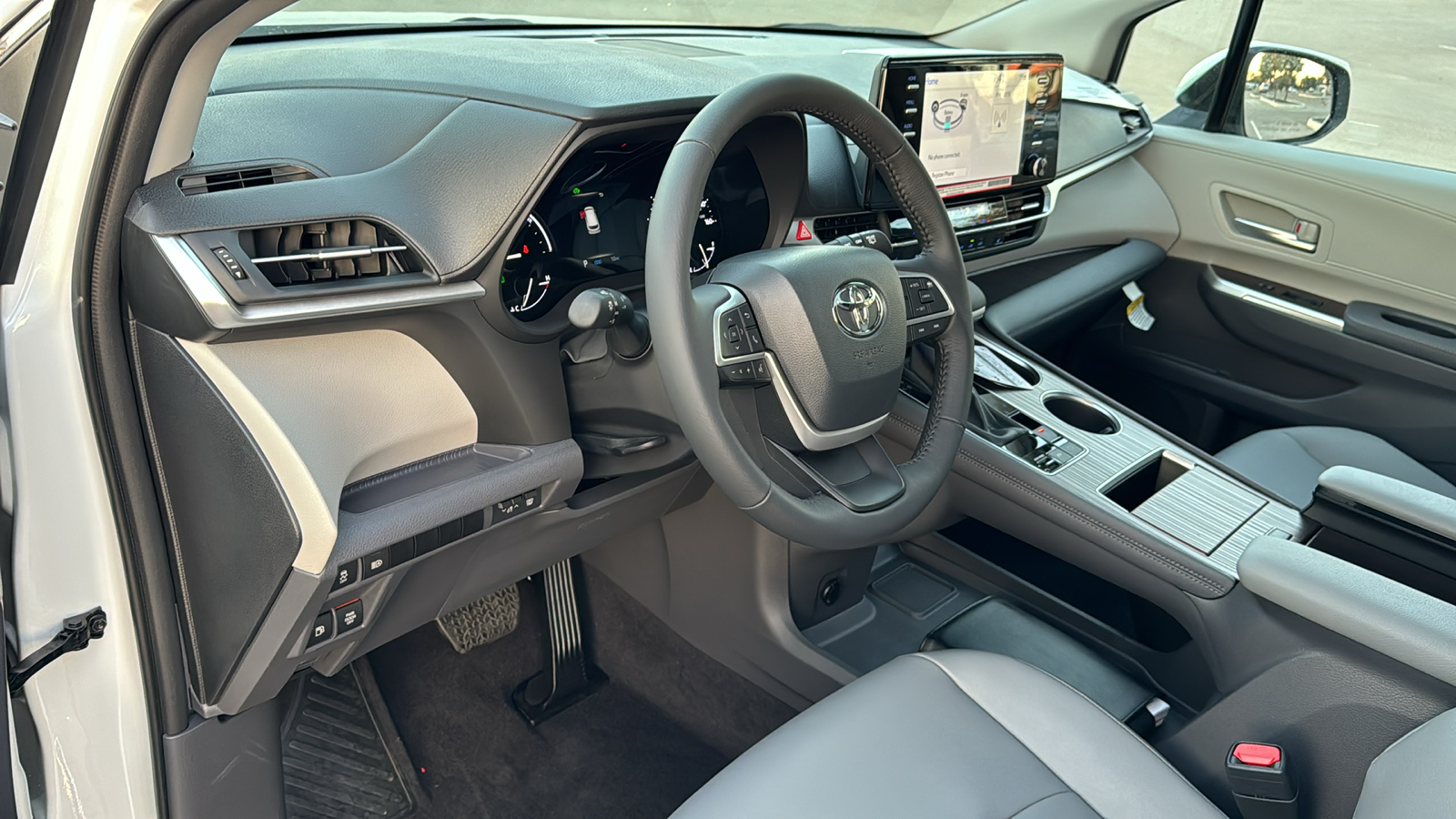 2024 Toyota Sienna XLE 12