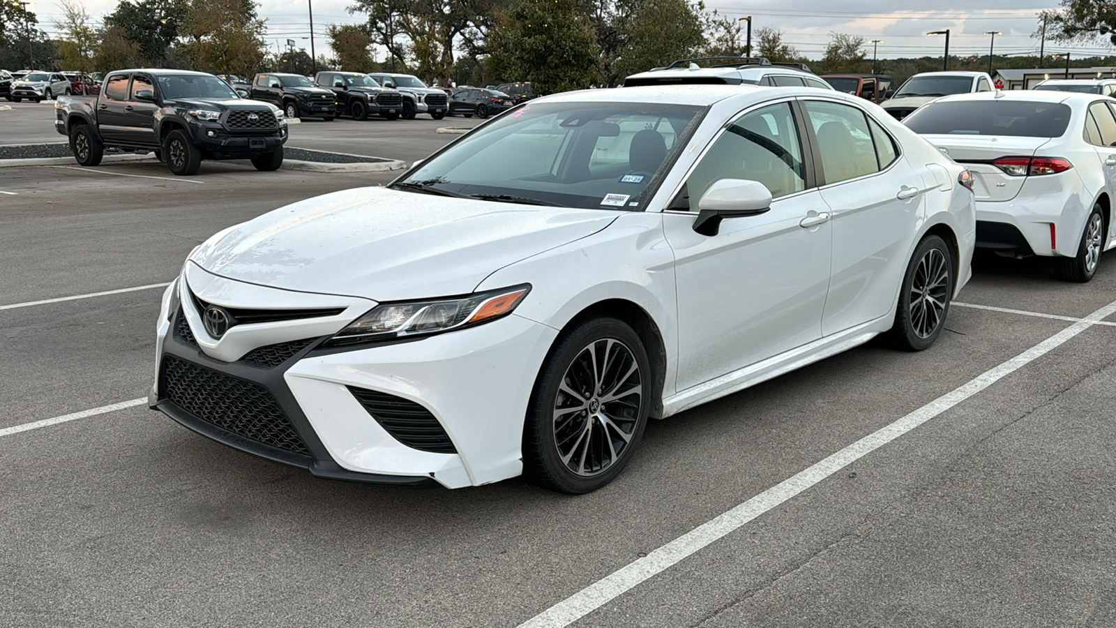 2020 Toyota Camry SE 3