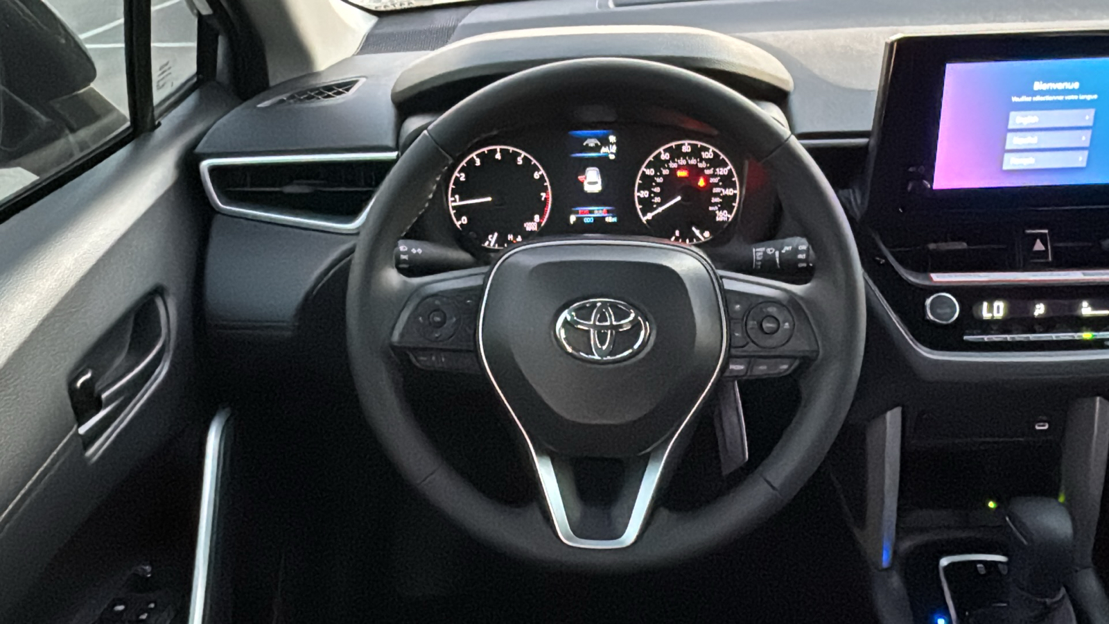 2024 Toyota Corolla Cross LE 17