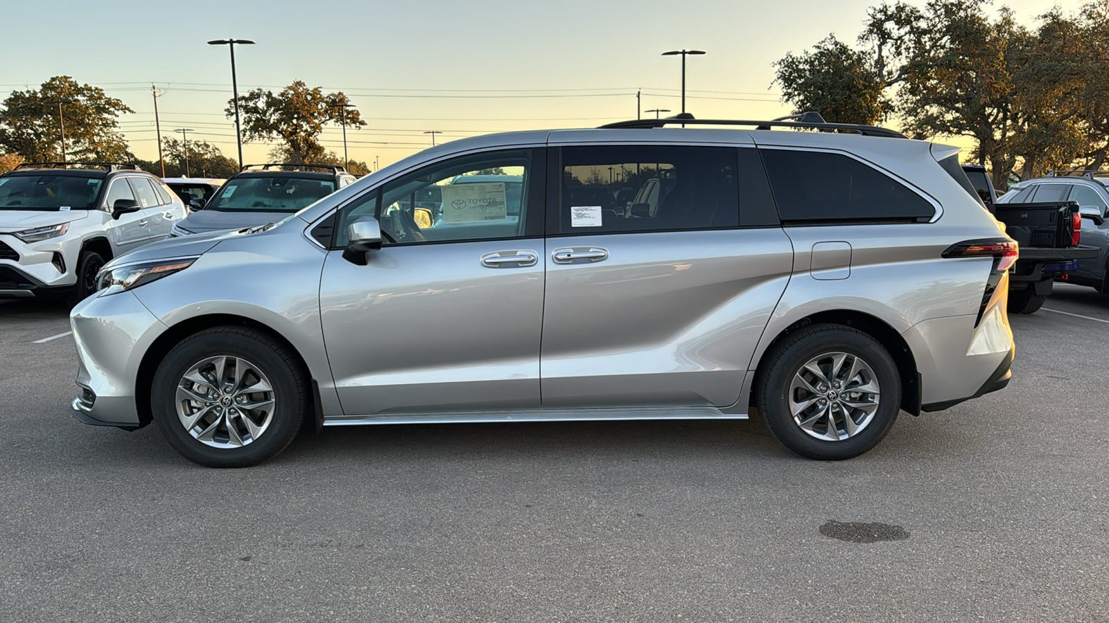 2024 Toyota Sienna LE 4