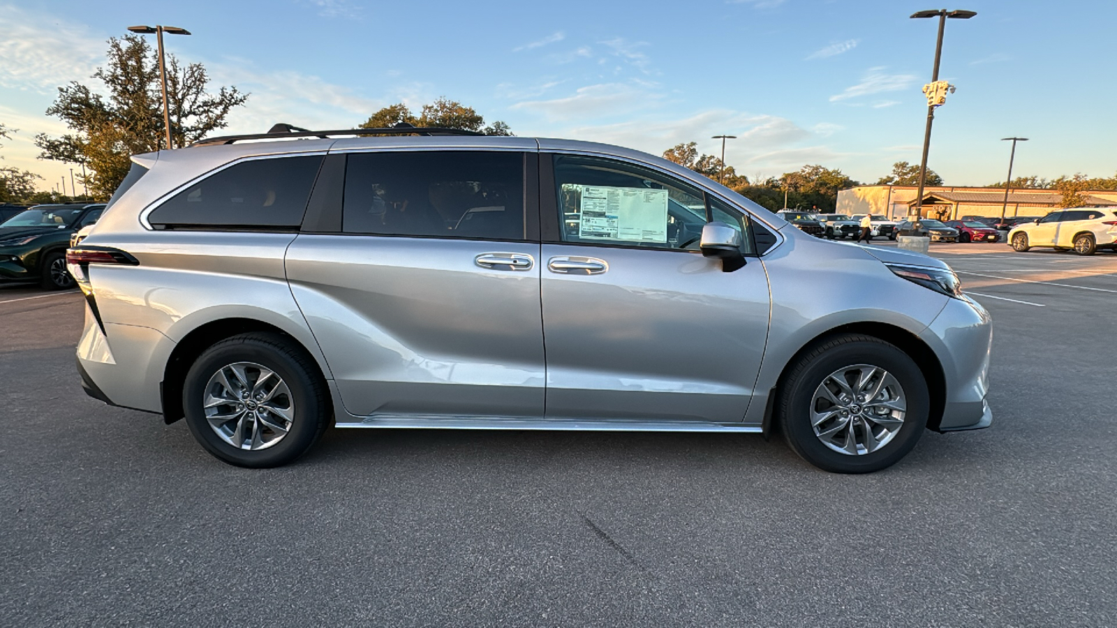 2024 Toyota Sienna LE 8