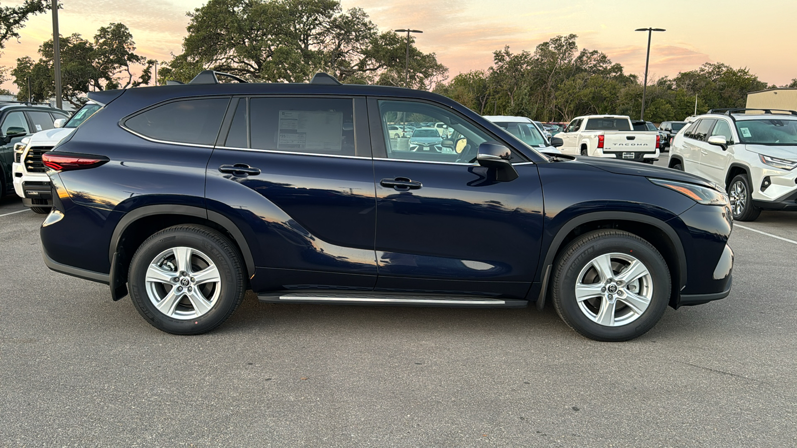 2024 Toyota Highlander LE 8