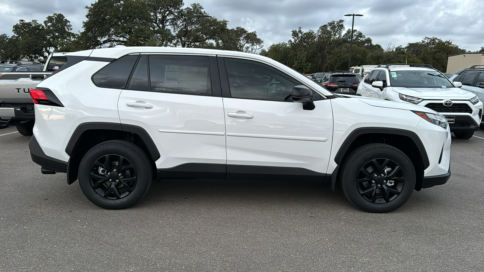 2024 Toyota RAV4 LE 8