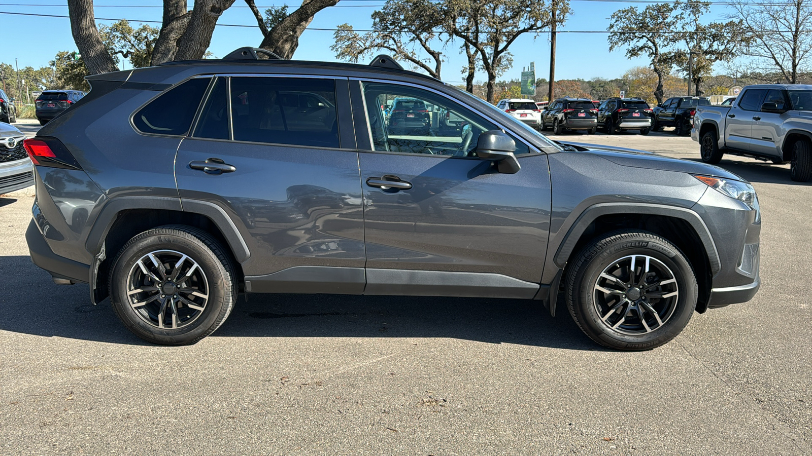 2019 Toyota RAV4 LE 8