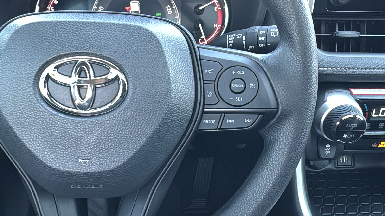 2024 Toyota RAV4 XLE 20