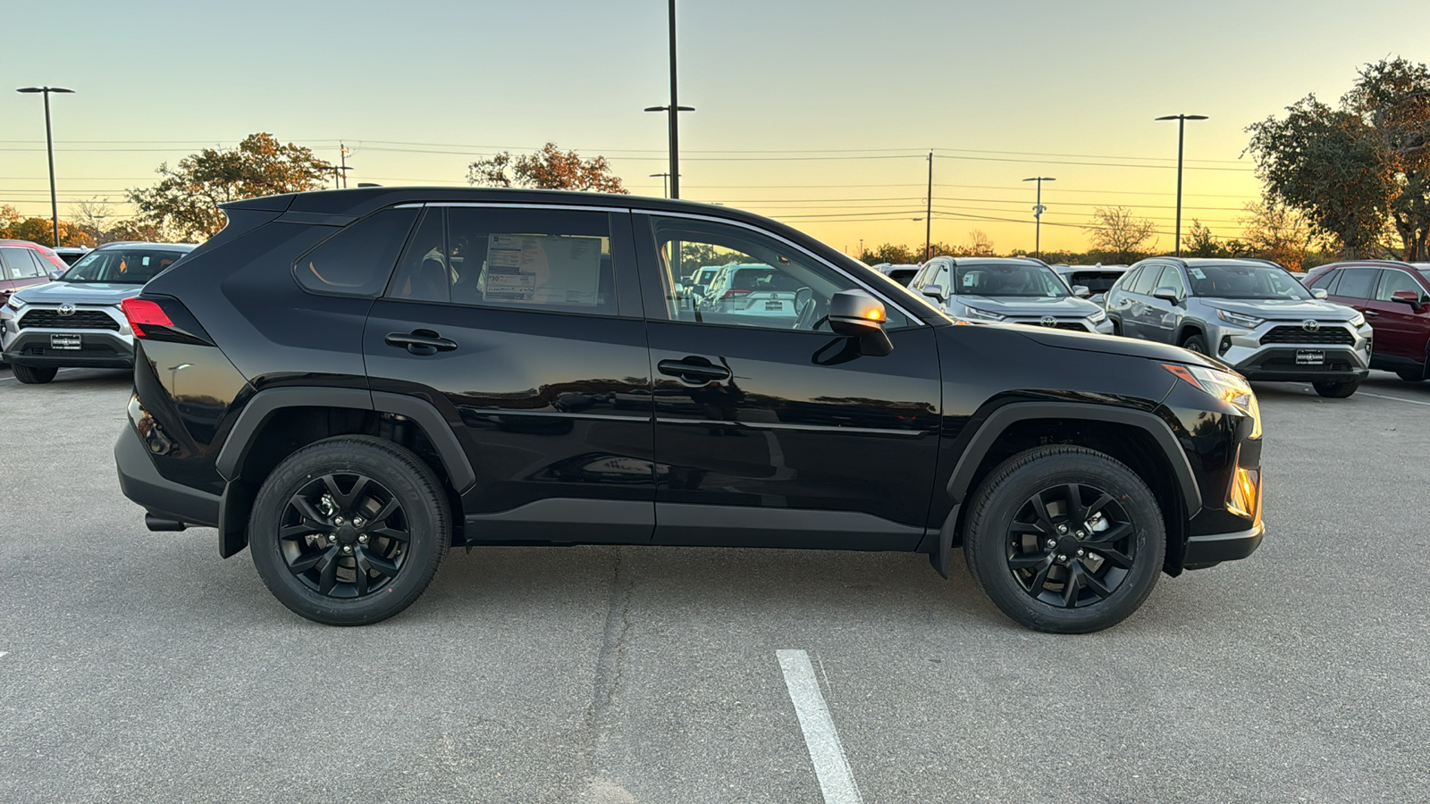 2024 Toyota RAV4 LE 8