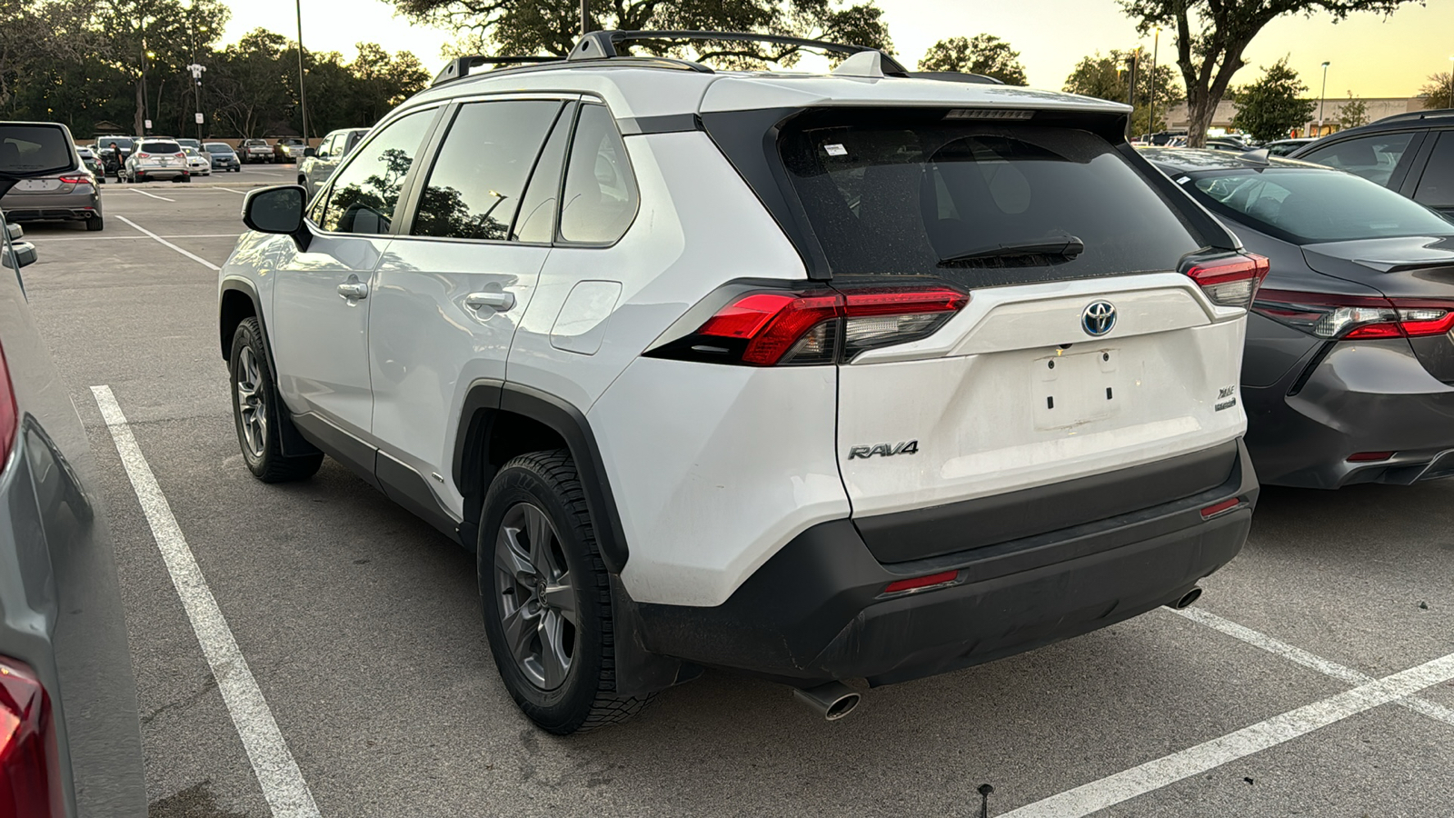 2022 Toyota RAV4 Hybrid XLE 4