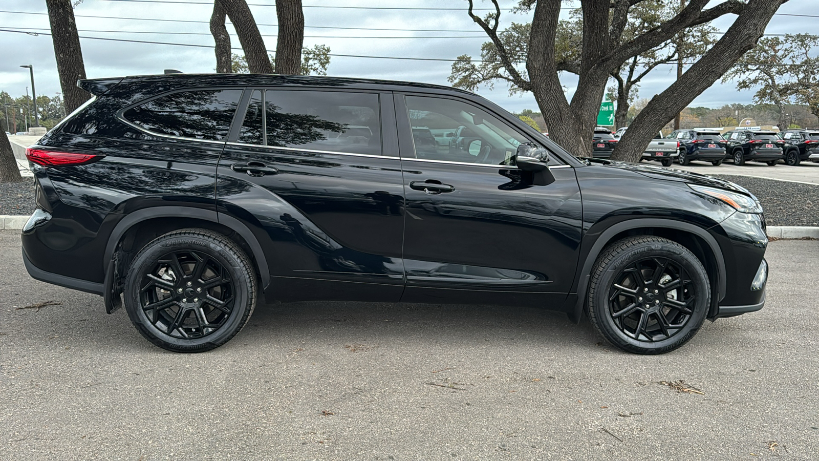 2023 Toyota Highlander LE 8