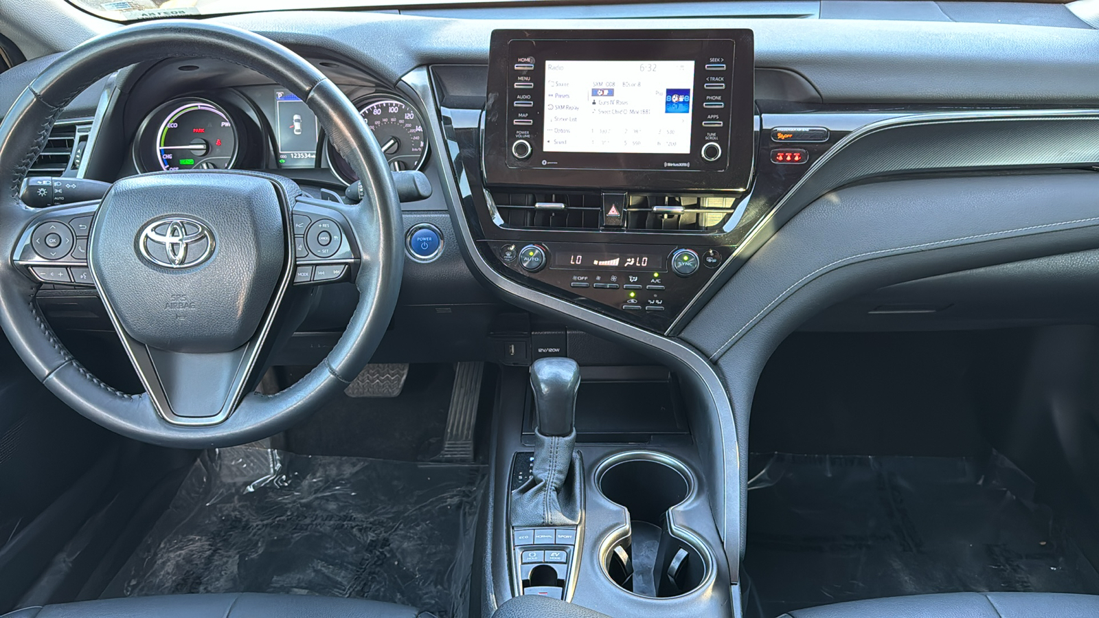 2022 Toyota Camry Hybrid SE 23