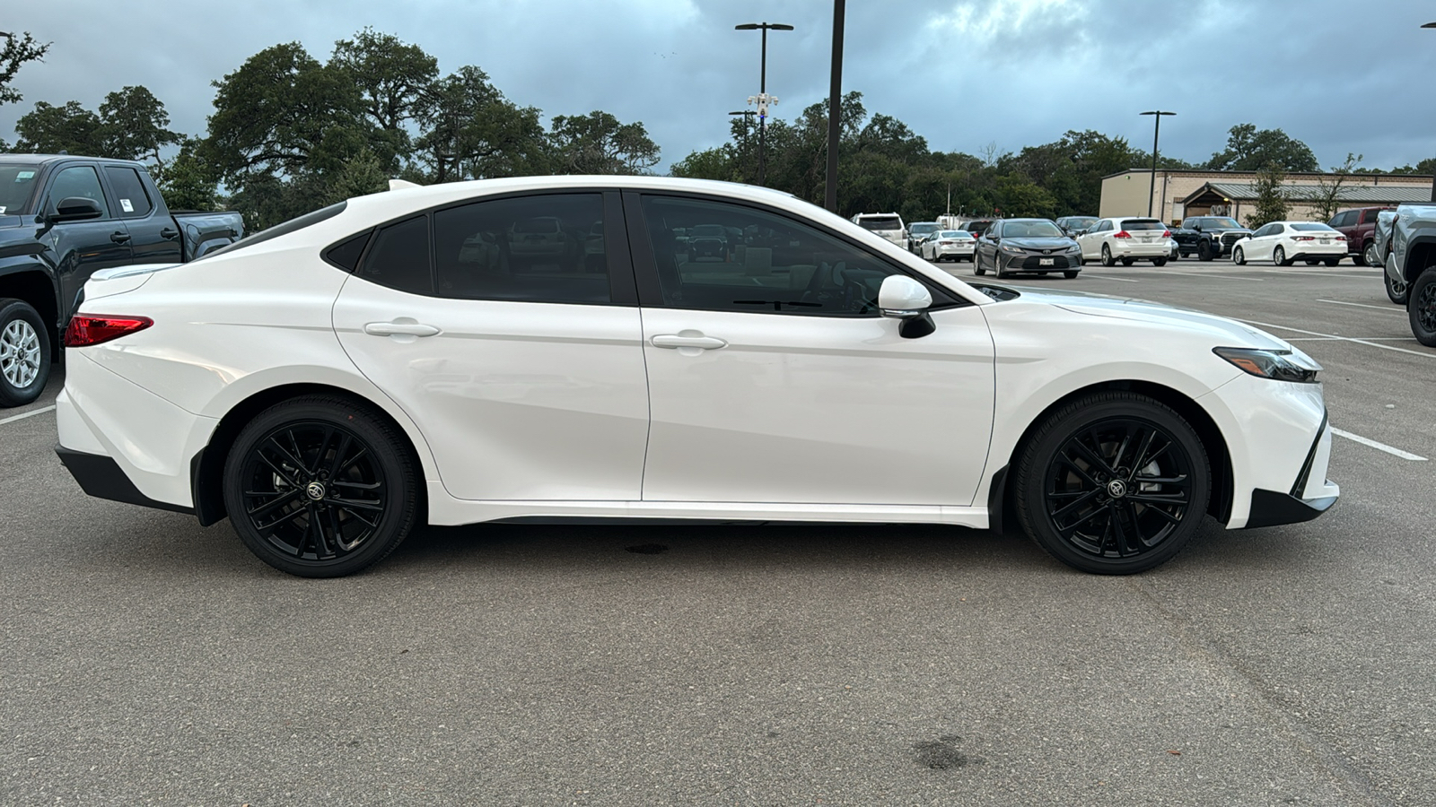 2025 Toyota Camry SE 9