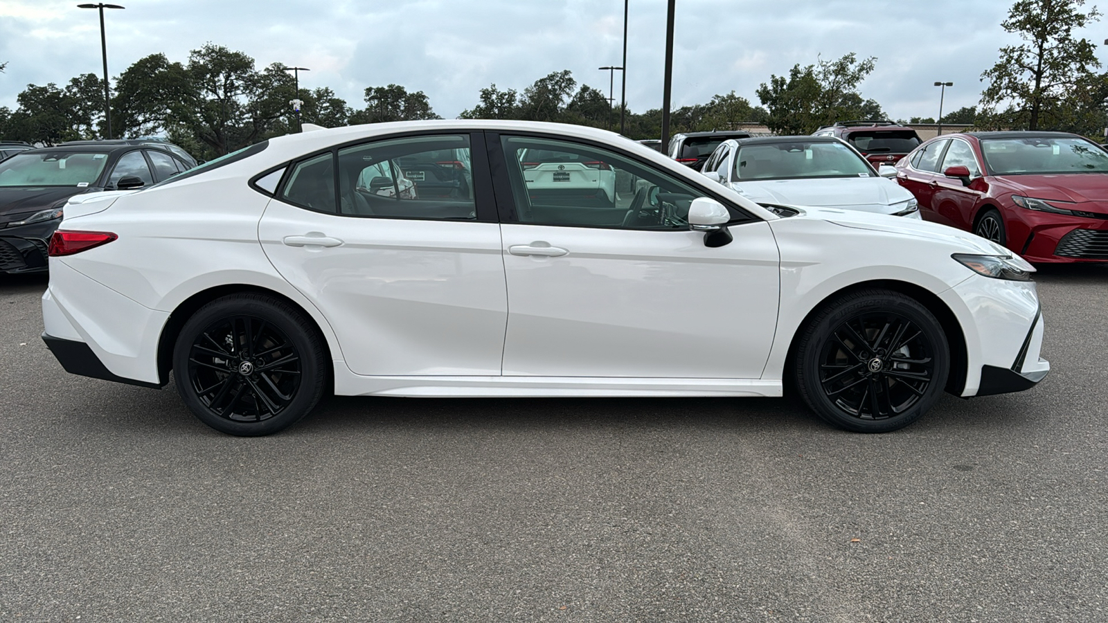 2025 Toyota Camry SE 8