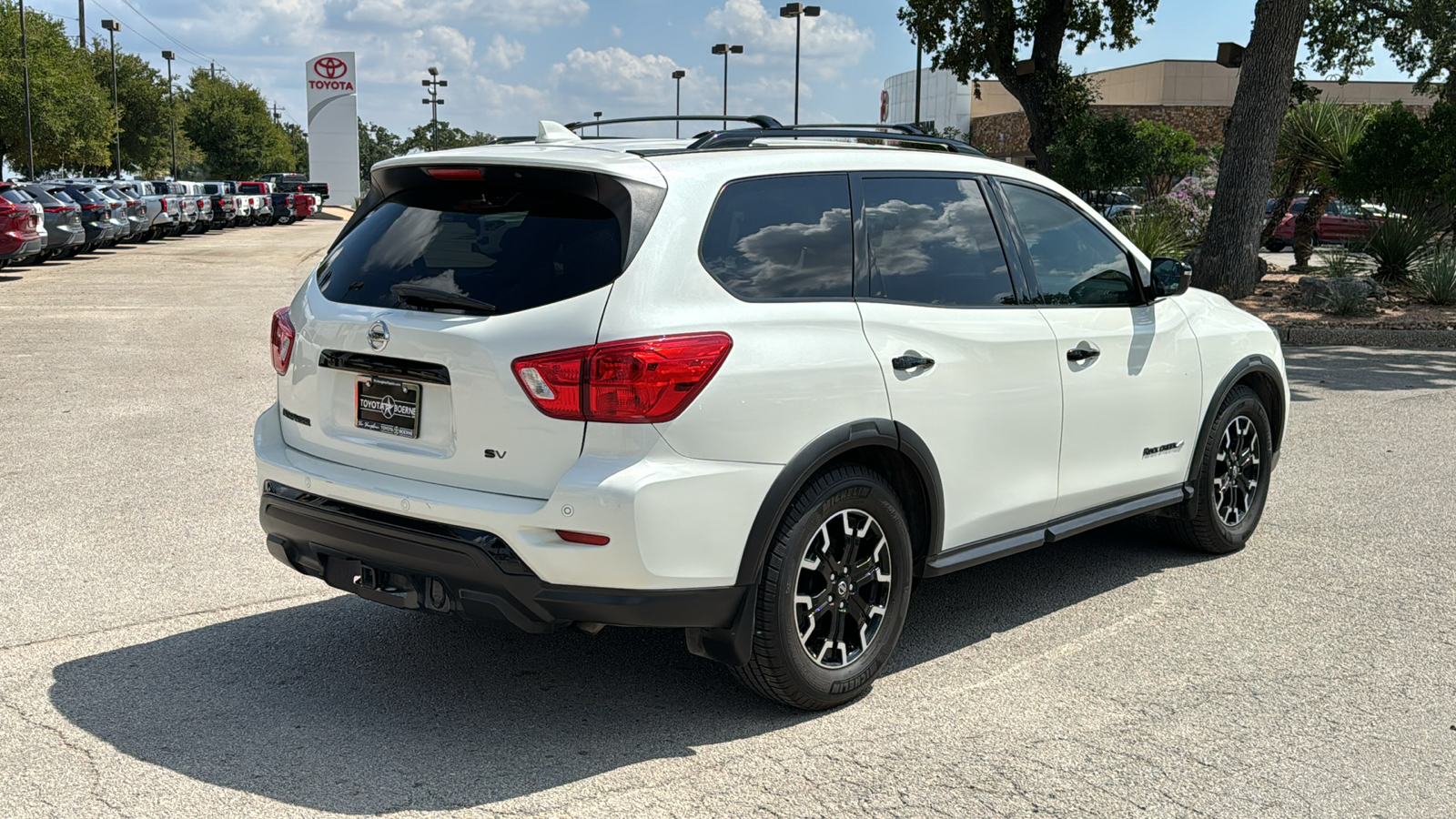 2019 Nissan Pathfinder SV 8