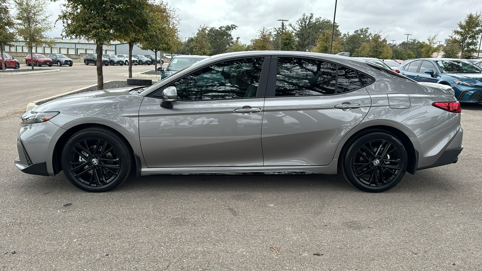 2025 Toyota Camry SE 4