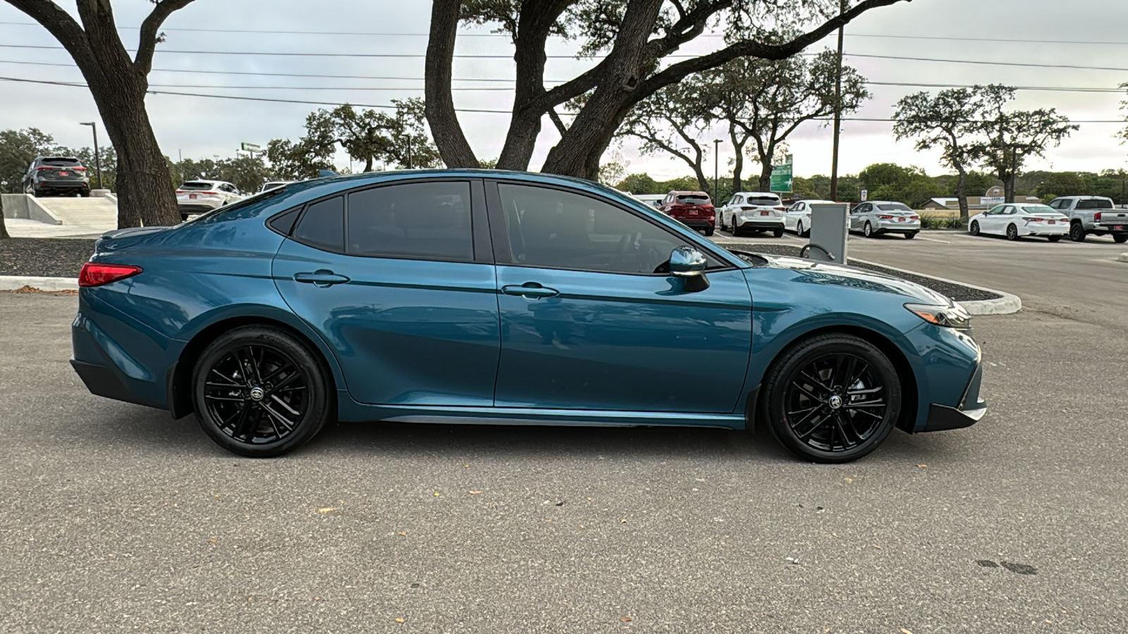 2025 Toyota Camry SE 8