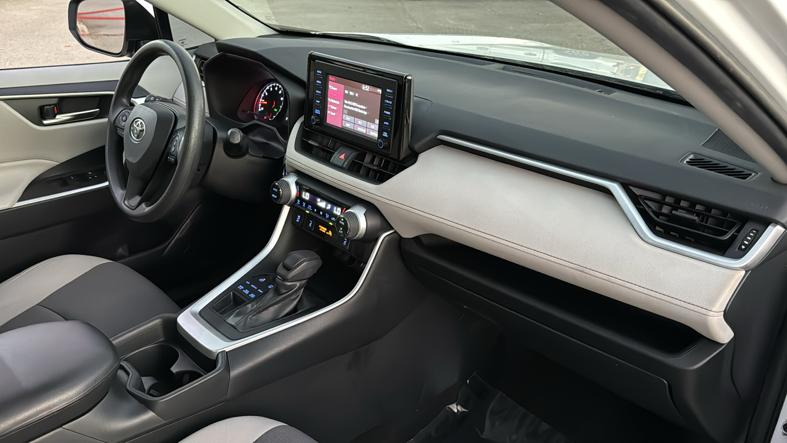 2019 Toyota RAV4 XLE 36