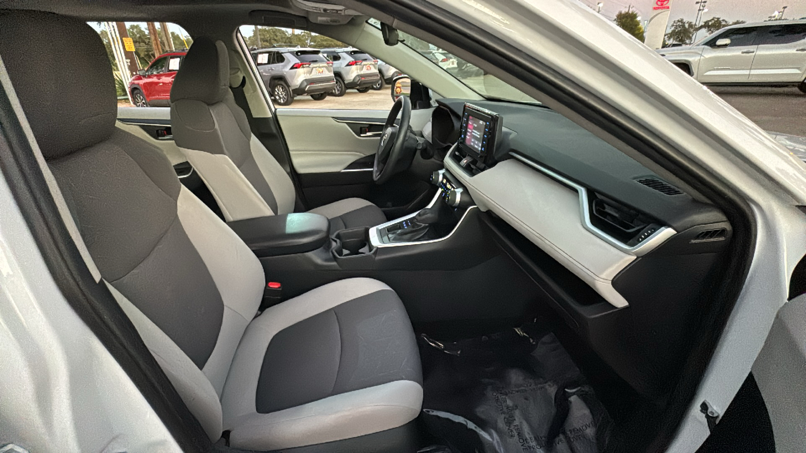 2019 Toyota RAV4 XLE 37