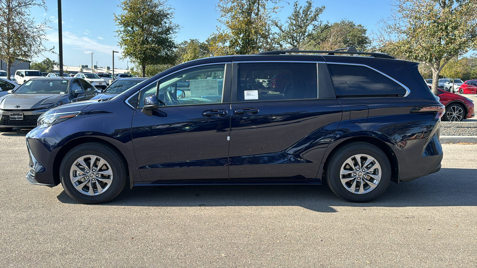 2025 Toyota Sienna LE 4