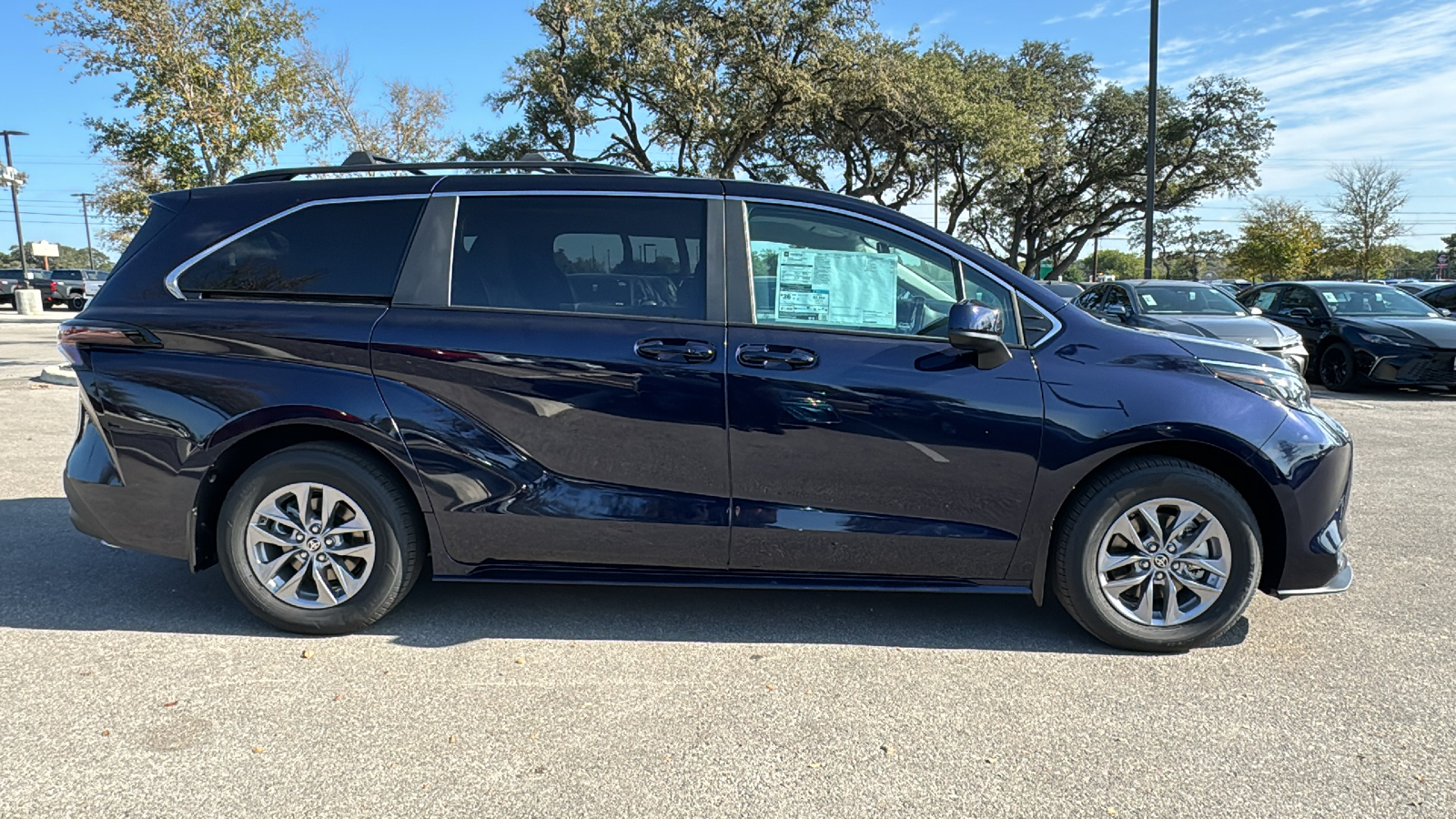 2025 Toyota Sienna LE 8