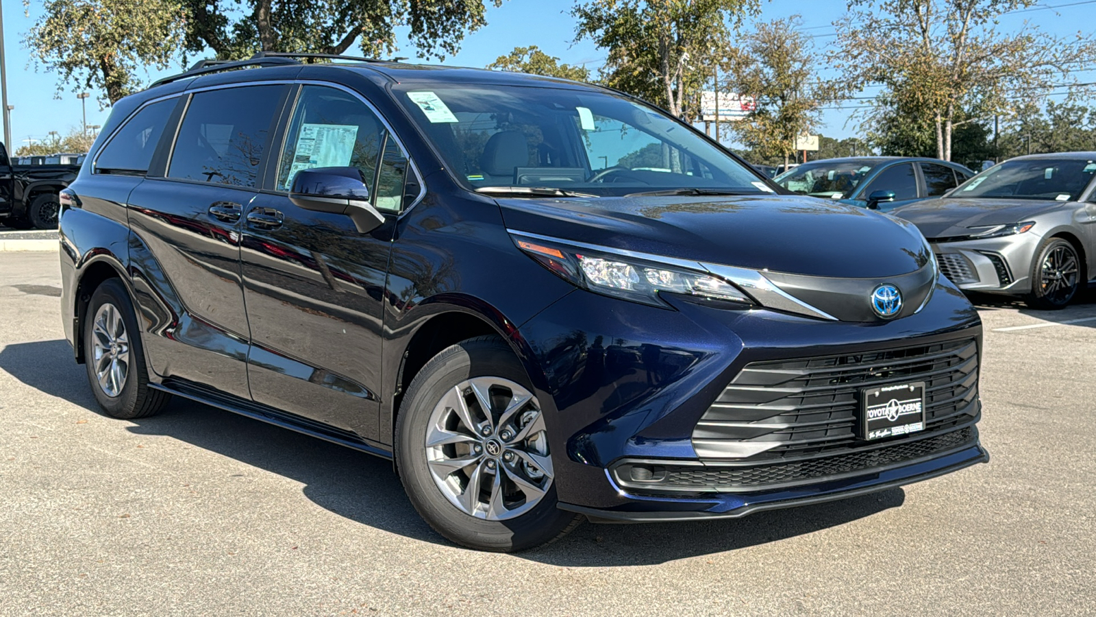 2025 Toyota Sienna LE 24