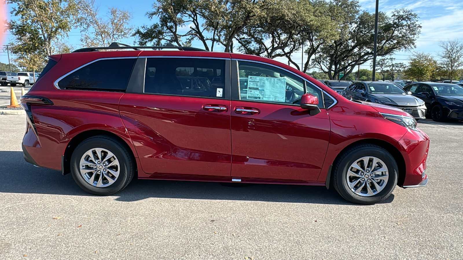 2025 Toyota Sienna XLE 8