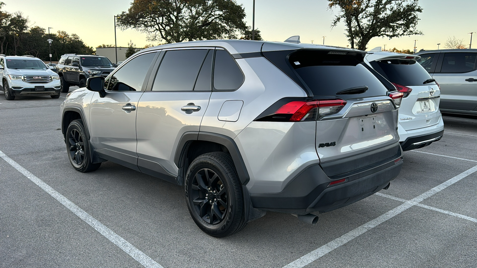 2022 Toyota RAV4 LE 4