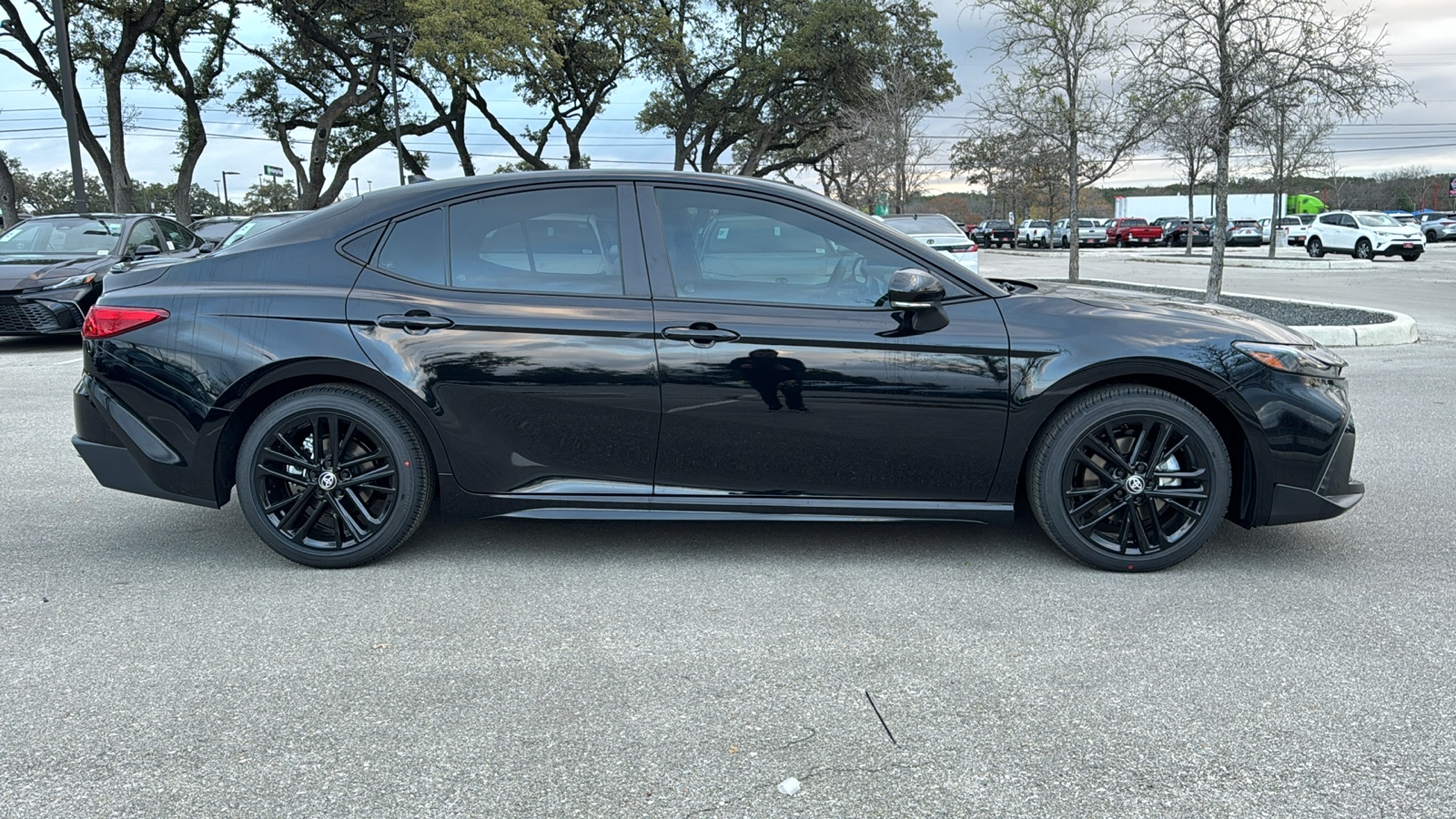 2025 Toyota Camry SE 8