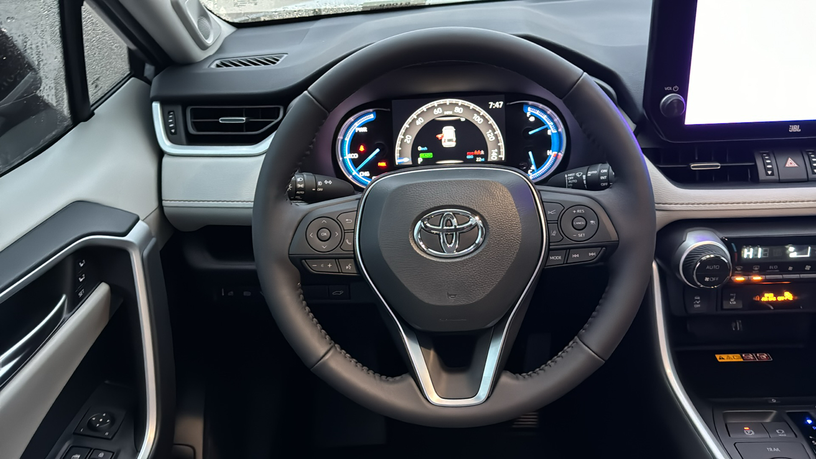 2025 Toyota RAV4 Hybrid XLE Premium 17