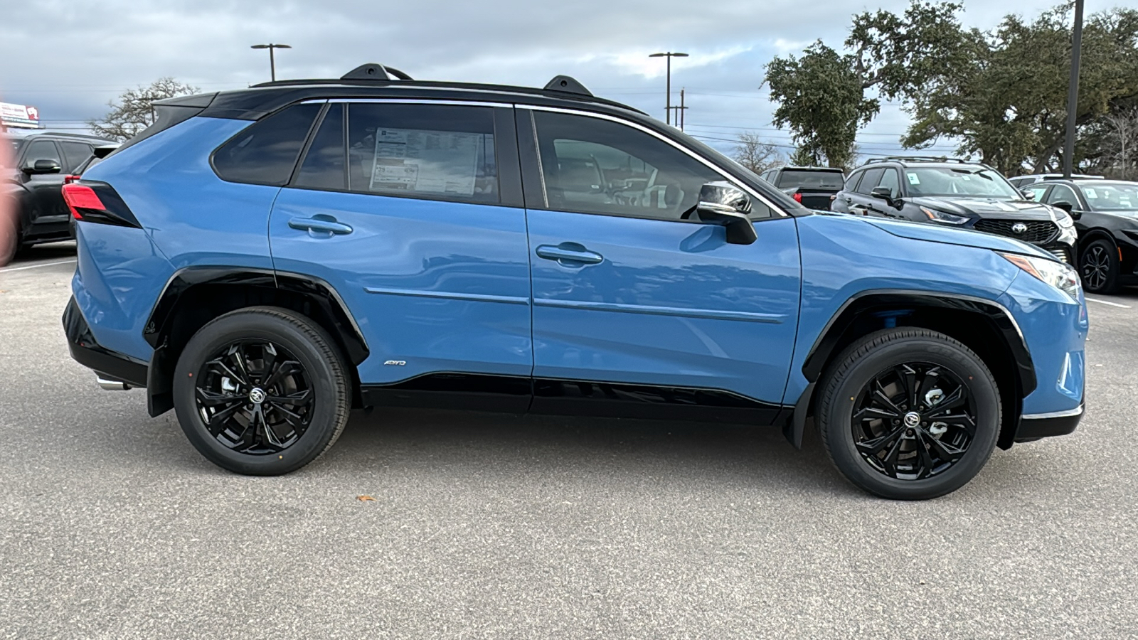 2025 Toyota RAV4 Hybrid XSE 8