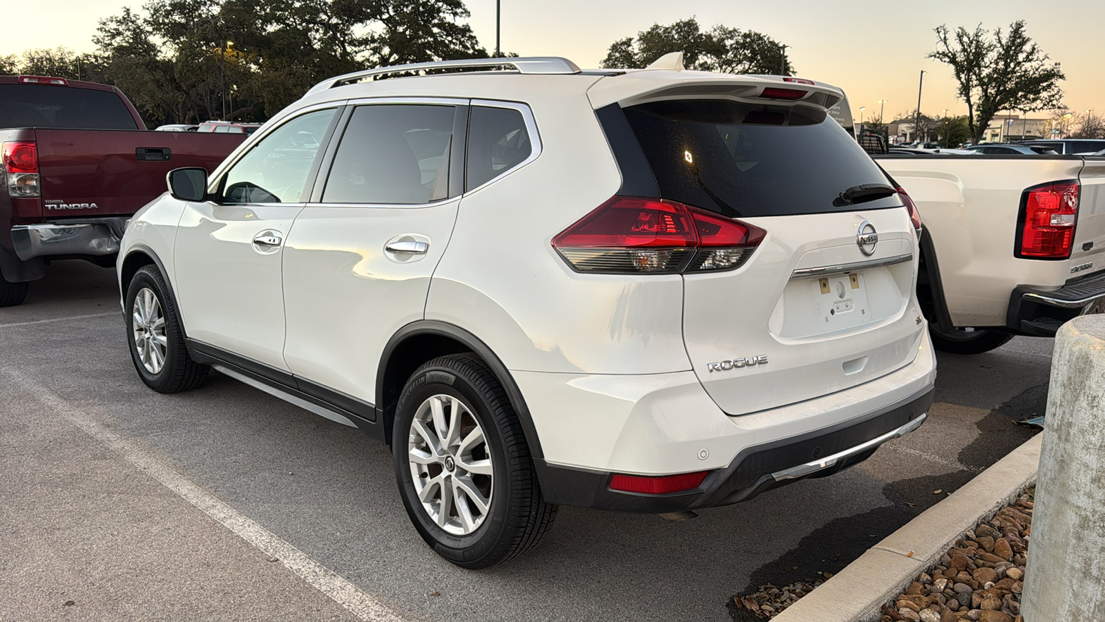 2019 Nissan Rogue SV 4