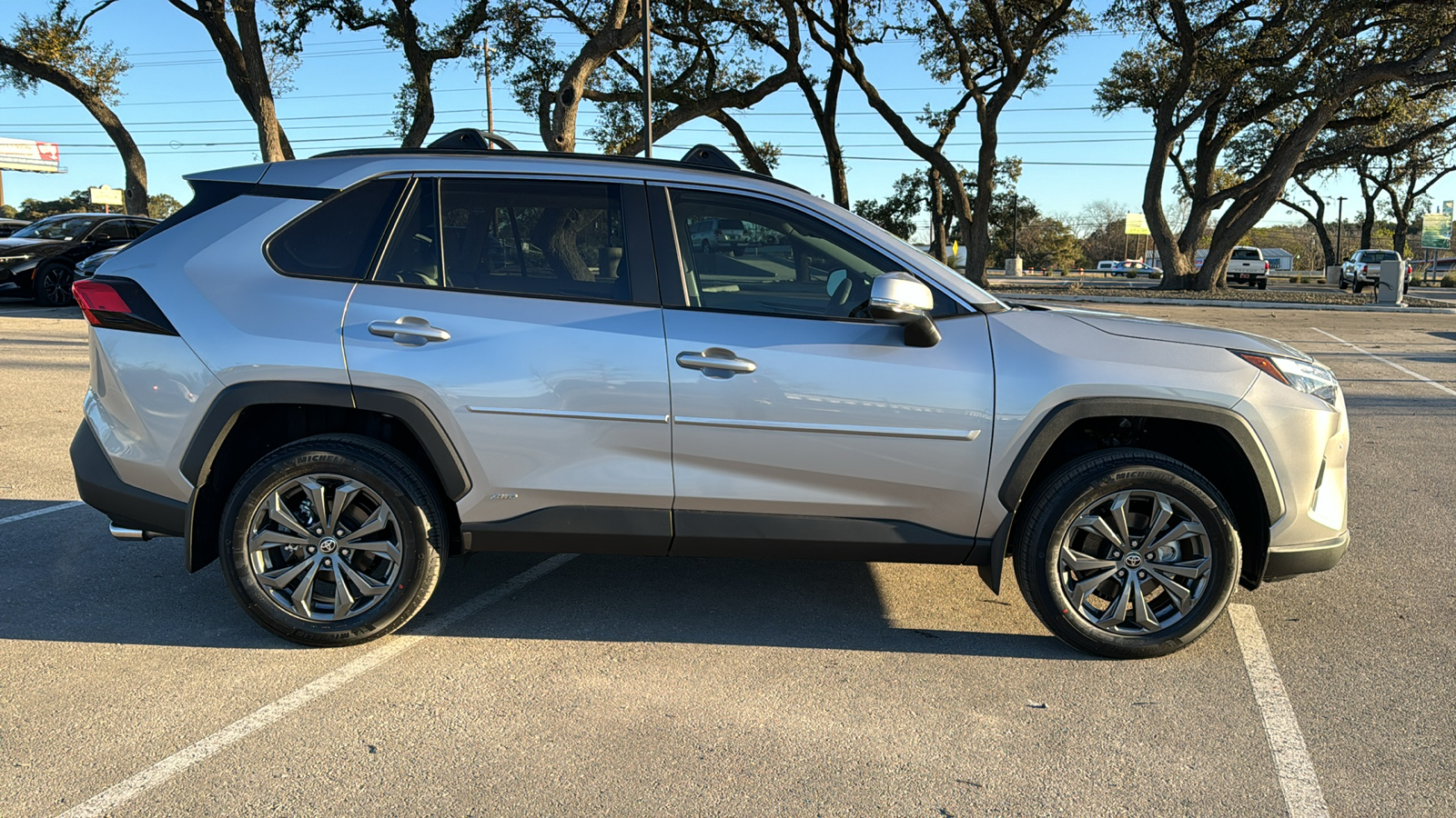 2025 Toyota RAV4 Hybrid XLE Premium 8