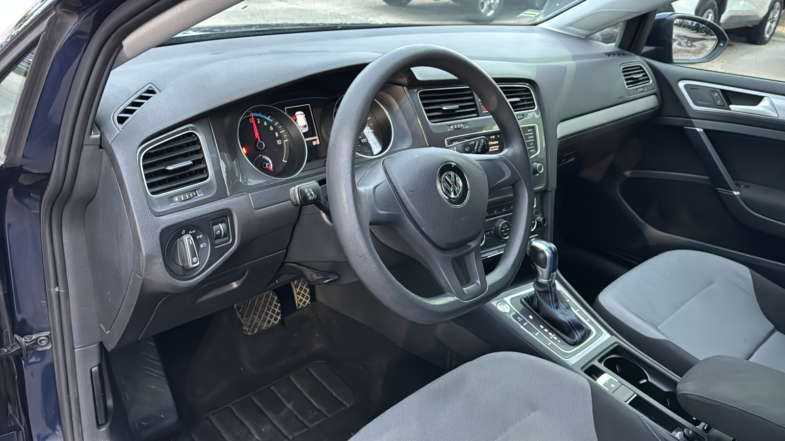 2016 Volkswagen e-Golf SE 12