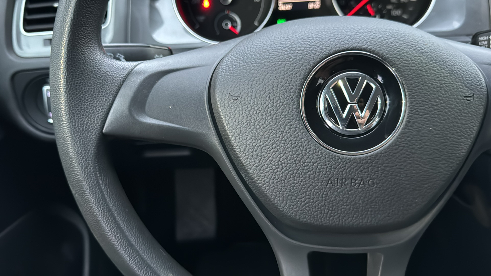 2016 Volkswagen e-Golf SE 29