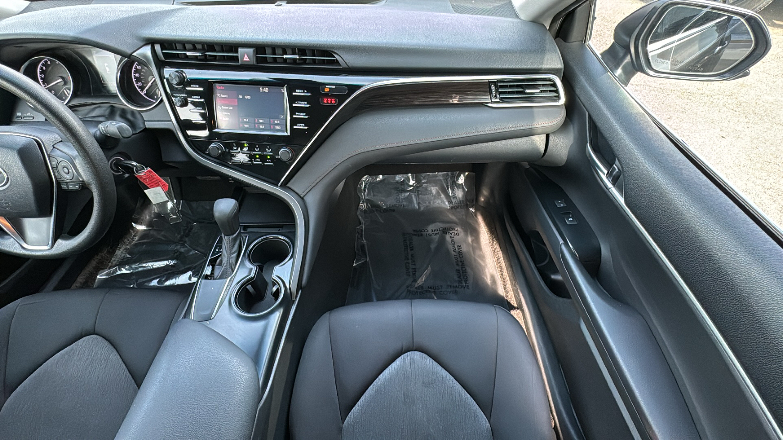 2018 Toyota Camry SE 32