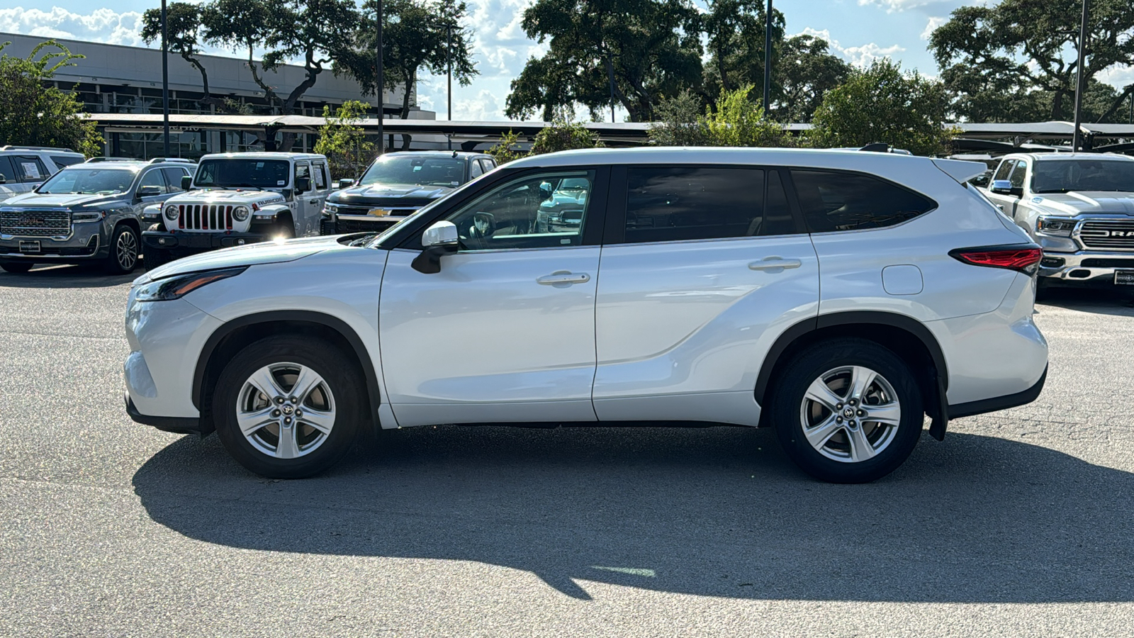 2023 Toyota Highlander LE 4