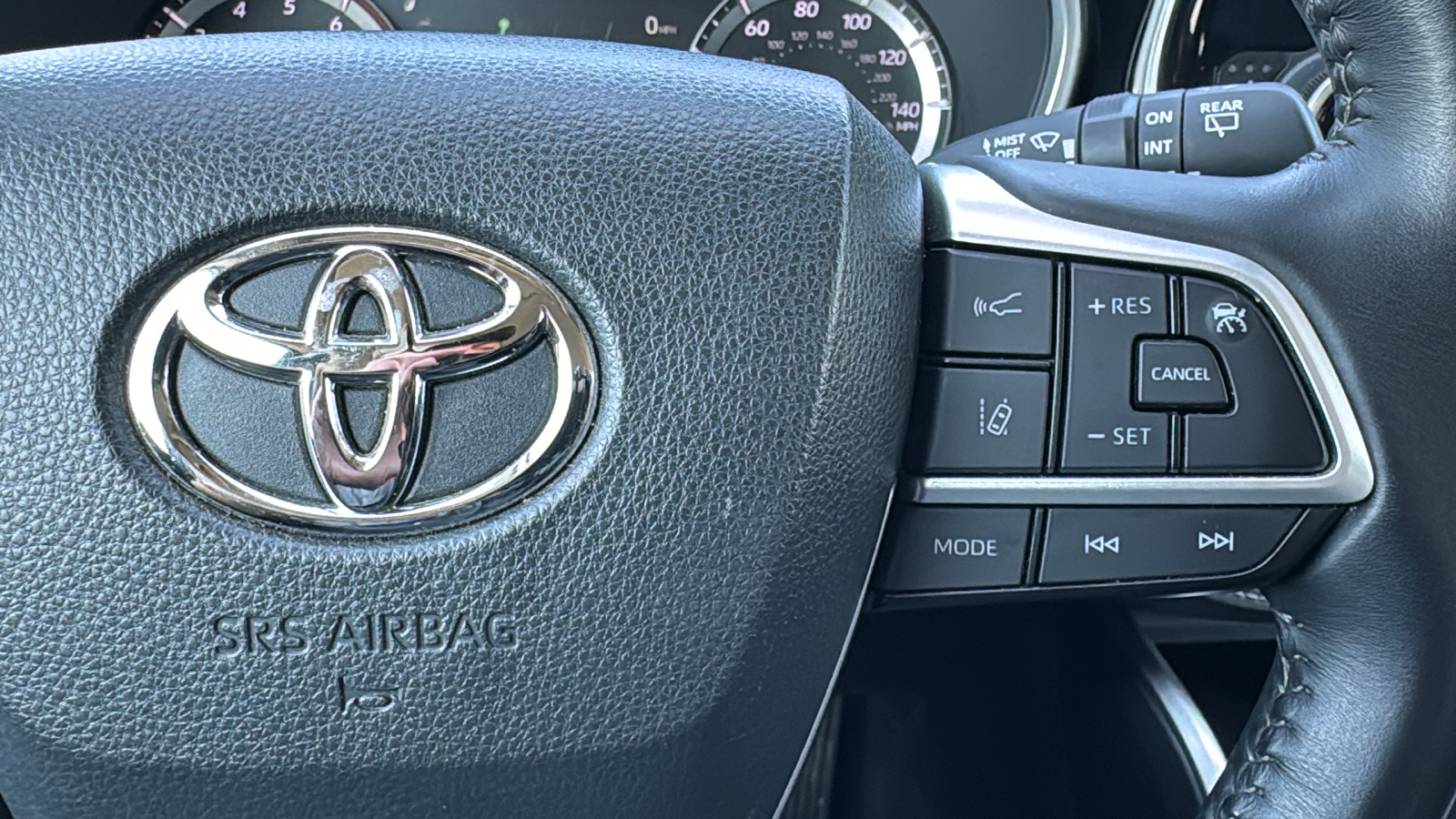 2023 Toyota Highlander XLE 24