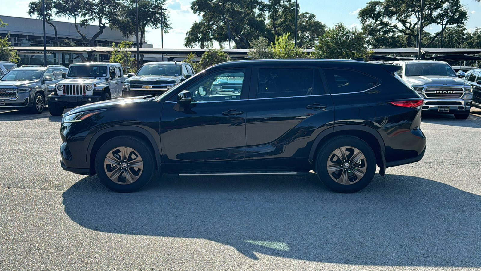 2023 Toyota Highlander Hybrid Bronze Edition 4