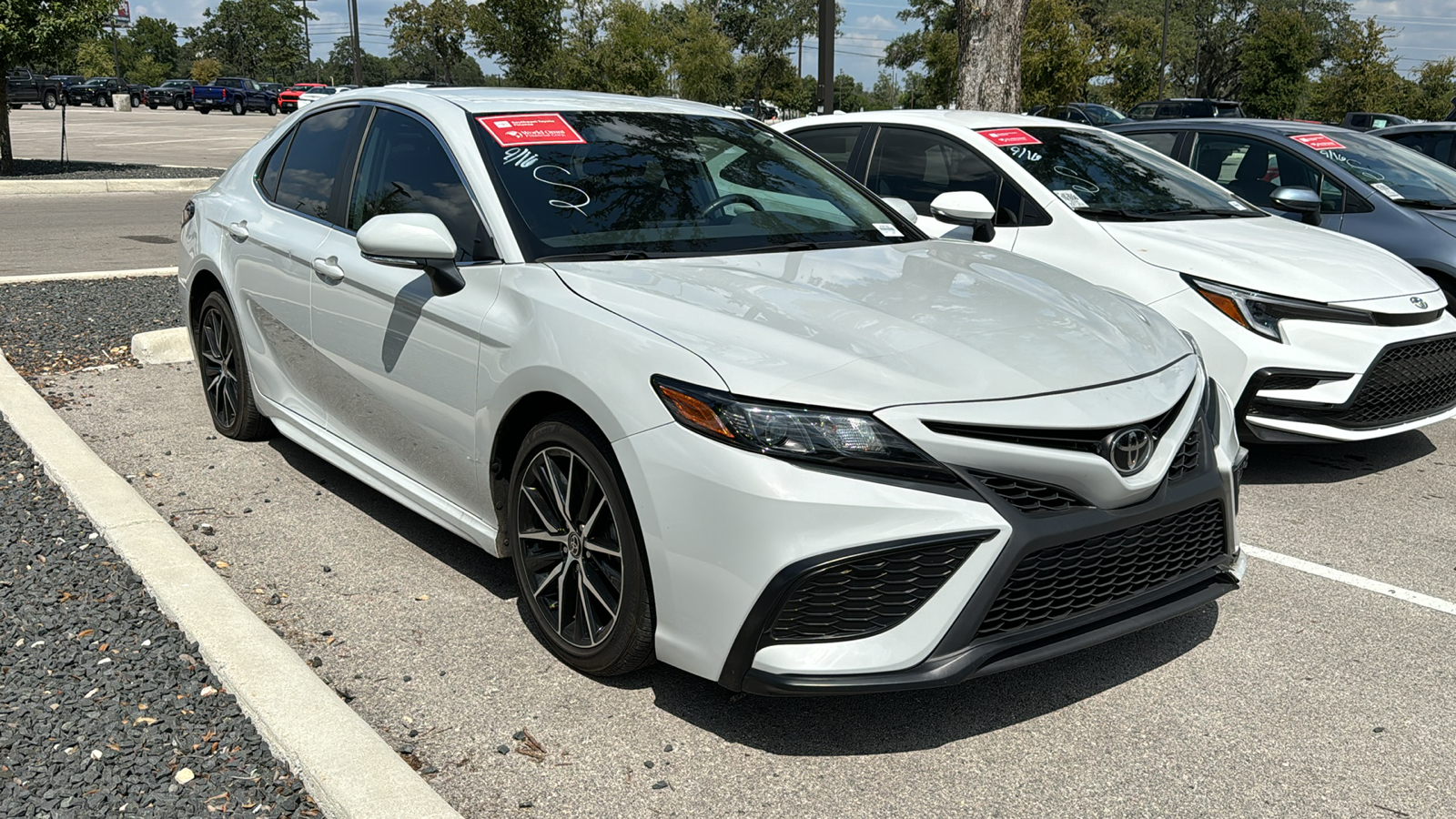 2023 Toyota Camry SE 2