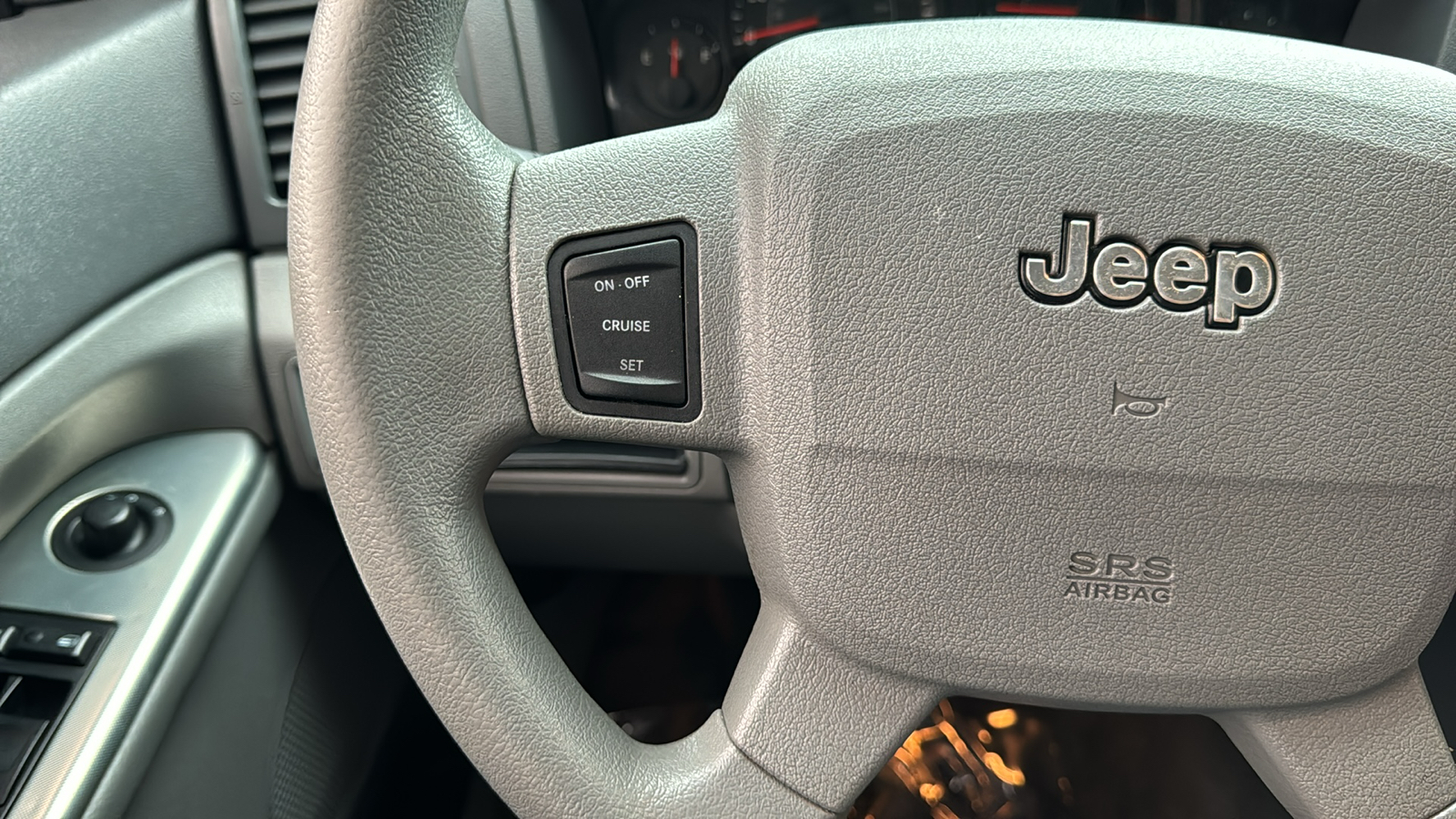 2005 Jeep Grand Cherokee Laredo 29