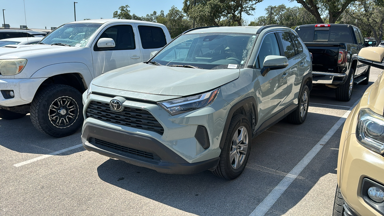 2023 Toyota RAV4 XLE 3