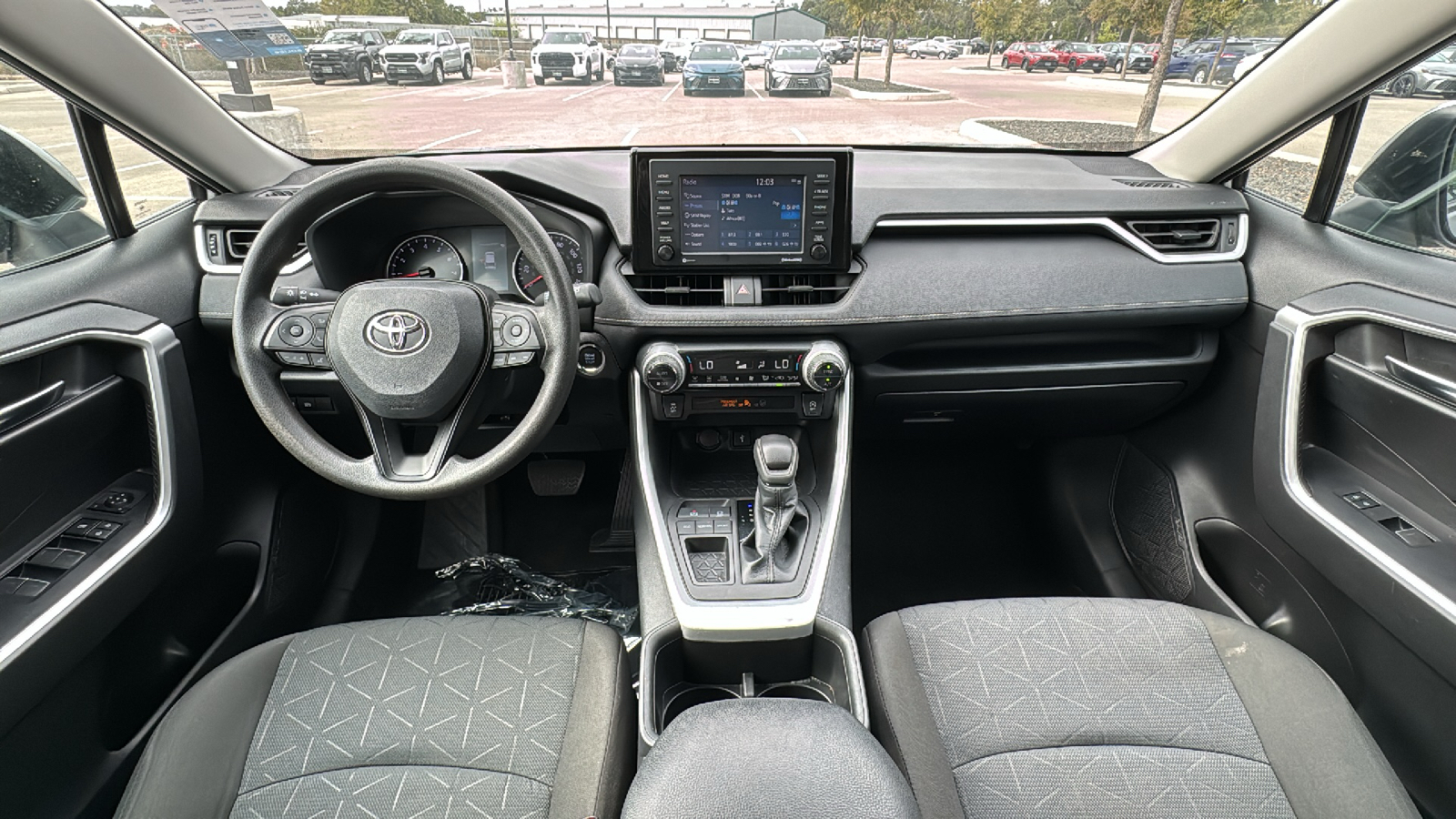 2022 Toyota RAV4 XLE 27