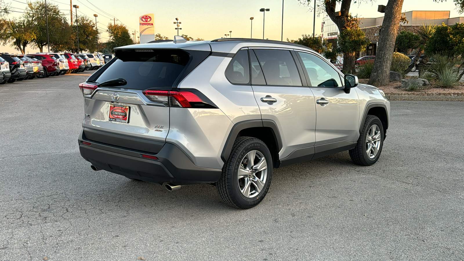 2023 Toyota RAV4 XLE 8