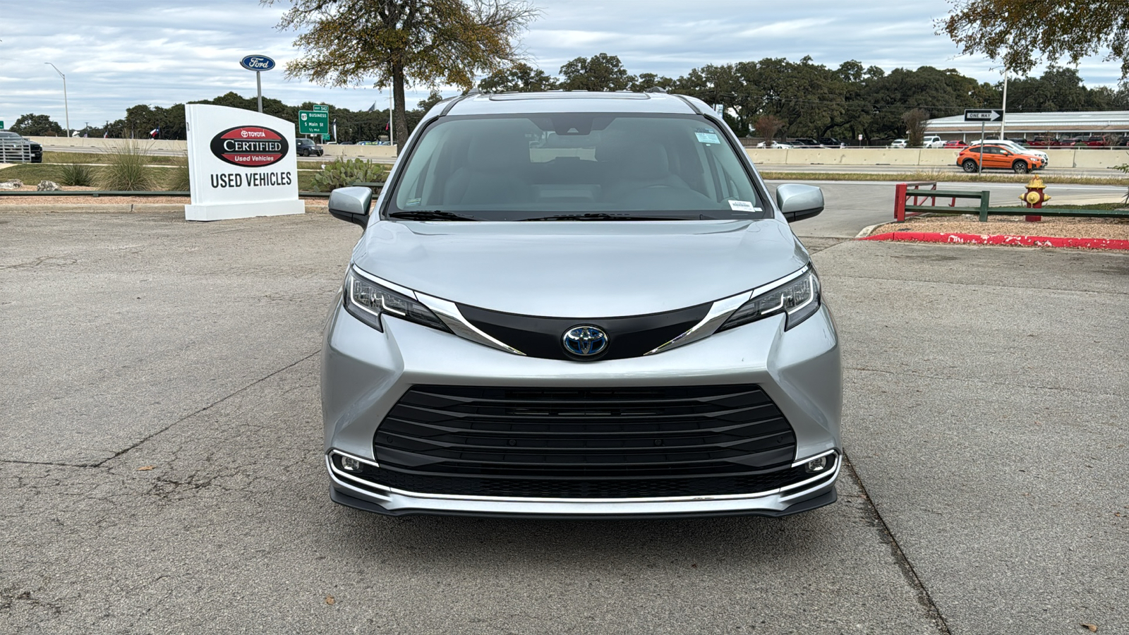 2023 Toyota Sienna XLE 2