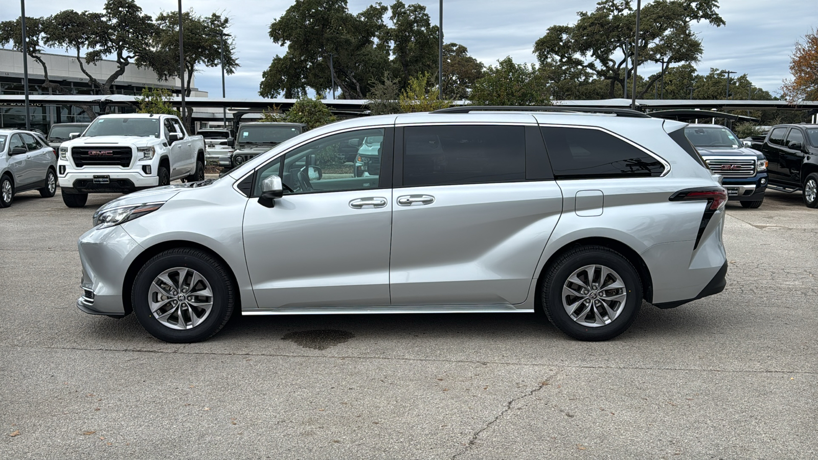 2023 Toyota Sienna XLE 4