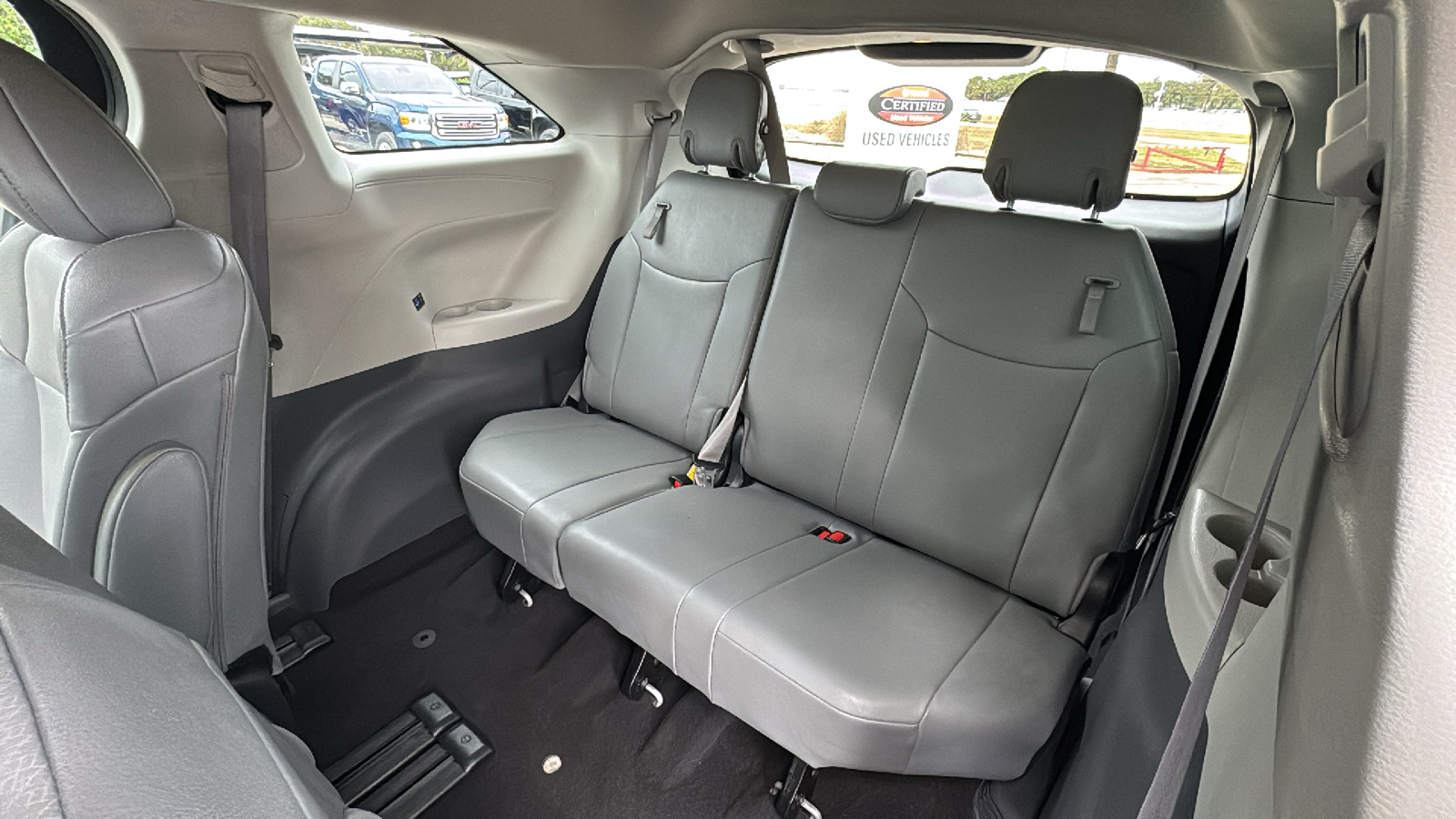 2023 Toyota Sienna XLE 17